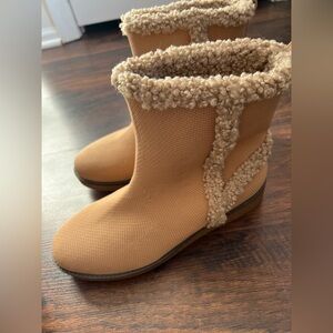 Women's Tan Winter Boots with Faux Fur Trim